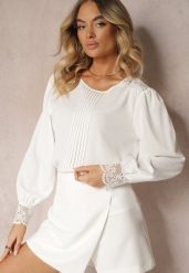 Biała Koszulowa Bluzka Retro z Ozdobną Koronką i Marszczeniem Udeviana. Białe bluzki Renee, m, bez wzorów, z koronki, eleganckie, bez kołnierzyka, bez ramiączek. W wyprzedaży za 47.99 zł.