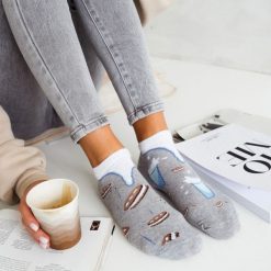 Szare stopki mleko i ciastka (model 805). Szare skarpetki Milena, bez wzorów, z bawełny. Za 14.90 zł.