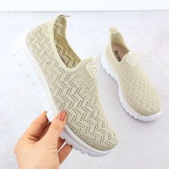 Półbuty sportowe damskie ażurowe slip on beżowe Artiker 56C1016. Brązowe buty sportowe lifestyle Artiker, w ażurowe wzory, z tkaniny, sportowe, bez zapięcia. Za 67.50 zł.