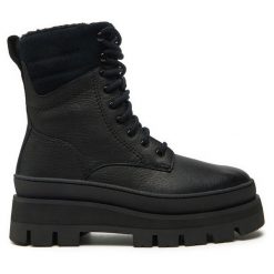 Botki Clarks. Czarne botki Clarks, bez wzorów, bez obcasa, na płaskiej podeszwie, bez zapięcia. Za 579.99 zł.