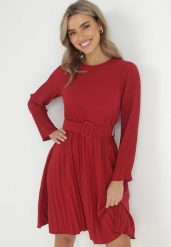 Bordowa Sukienka Plisowana z Paskiem Flyne. Czerwone sukienki Born2be, bez wzorów, eleganckie, bez kołnierzyka, bez ramiączek, mini. W wyprzedaży za 101.99 zł.
