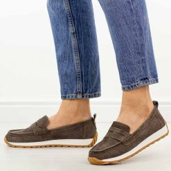 Czekoladowe skórzane mokasyny damskie Sergio Leone sp009. Brązowe mokasyny Sergio Leone, bez wzorów, z jeansu, z okrągłym noskiem. Za 199.00 zł.