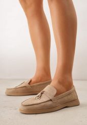 Ciemnobeżowe Mokasyny VICES Casualowe ze Skórzaną Wkładką i Metalowymi Ozdobami Dinsmore. Brązowe mokasyny Renee, bez wzorów, z materiału, z okrągłym noskiem. Za 89.99 zł.