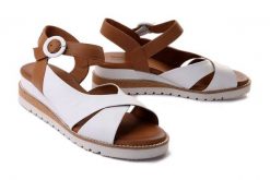 ARTIKER RELAKS 50C0839 biały, sandały damskie. Białe sandały Artiker Relaks, bez wzorów, z gumy, bez obcasa, na koturnie, bez zapięcia. Za 279.90 zł.