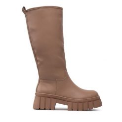 Kozaki DeeZee. Brązowe kozaki DeeZee, bez wzorów, bez obcasa, na płaskiej podeszwie, bez zapięcia. Za 249.99 zł.