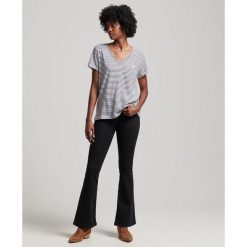 Damska koszulka z haftem i płomieniem v-neck Superdry. Niebieskie t-shirty sportowe Superdry, bez wzorów, bez ramiączek. Za 128.50 zł.