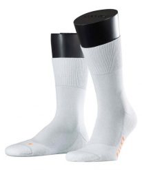 Skarpety sportowe Falke. Białe skarpetki Falke, bez wzorów, z materiału. Za 257.99 zł.
