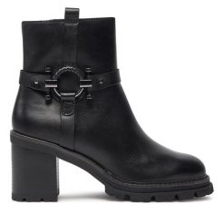 Botki Marco Tozzi. Czarne botki Marco Tozzi, bez wzorów, bez obcasa, na słupku, bez zapięcia. Za 289.99 zł.