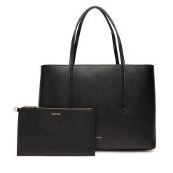 Torebka Calvin Klein. Czarne torebki klasyczne Calvin Klein, bez wzorów, klasyczne, bez dodatków. Za 479.99 zł.