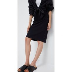 Emporio Armani spódnica 8N2N6A.2JFAZ.NOS kolor czarny mini ołówkowa. Czarne spódnice Emporio Armani, bez wzorów, z dzianiny, mini, dopasowane. W wyprzedaży za 719.99 zł.
