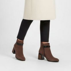 Botki damskie S. Barski, na obcasie zamszowe z futerkiem wewnątrz, brązowe, CR52-650. Brązowe botki S.BARSKI, bez wzorów, z lakierowanej skóry, eleganckie, bez obcasa, na obcasie, bez zapięcia. Za 299.00 zł.