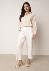 Białe Spodnie z Eleganckimi Zakładkami i Nogawkami o Długości 3/4 Dorasea. Białe spodnie materiałowe Born2be, bez wzorów, z jeansu, biznesowe. Za 69.99 zł.