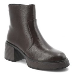 Botki damskie D&A by S.Barski o eleganckim fasonie z gładką cholewką grubszą podeszwą i stabilnym szerokim obcasem ciemnobrązowe, CR62-3369. Brązowe botki S.BARSKI, bez wzorów, z dzianiny, eleganckie, bez obcasa, na obcasie, bez zapięcia. Za 299.00 zł.