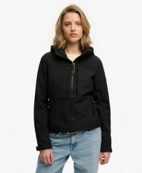 Superdry Kurtka Hooded Classic Trekker slim, wodoodporna, poliester z recyklingu. Czarne kurtki Superdry, bez wzorów, z elastanu, eleganckie. Za 464.15 zł.