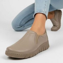 Półbuty damskie Wasak, płaskie skórzane na szeroką stopę z gumką w podbiciu, latte, 415N. Brązowe półbuty wsuwane Wasak, na co dzień, l, bez wzorów, ze skóry, eleganckie, bez kołnierzyka, bez ramiączek, dopasowane. Za 309.00 zł.