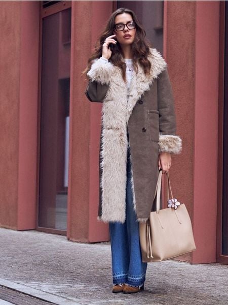 Długi płaszcz z ocieplanym futerkiem - brązowy. Brązowe płaszcze Sinsay, l, bez wzorów, bez kaptura. Za 159.99 zł.