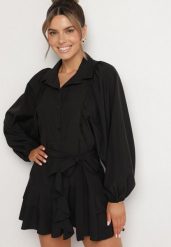 Czarna Sukienka Ozdobiona Paskiem i Falbanami Divilena. Czarne sukienki Born2be, na co dzień, m, bez wzorów, z jeansu, eleganckie, bez kołnierzyka, bez ramiączek, mini. W wyprzedaży za 76.49 zł.