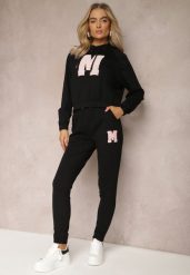 Czarne Spodnie Dresowe z Naszywką na Nogawce Aralsta. Czarne jeansy Renee, z aplikacjami, z dresówki. W wyprzedaży za 43.99 zł.