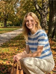 Sweter w paski z wiskozą - niebieski. Niebieskie swetry Sinsay, l, bez wzorów, z wiskozy, bez ramiączek. W wyprzedaży za 27.99 zł.