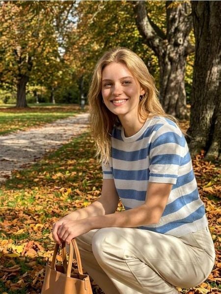Sweter w paski z wiskozą - niebieski. Niebieskie swetry Sinsay, l, bez wzorów, z wiskozy, bez ramiączek. Za 39.99 zł.