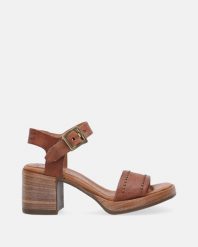 BRĄZOWE SANDAŁY B61008 CALVADOS. Brązowe sandały Venezia, bez wzorów, ze skóry, bez obcasa, bez zapięcia. Za 749.00 zł.