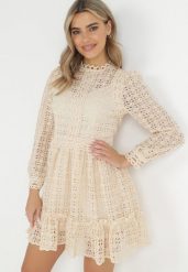 Jasnobeżowa Koronkowa Sukienka Mini z Falbanką Kamari. Brązowe sukienki Born2be, m, bez wzorów, z koronki, bez kołnierzyka, bez ramiączek, mini. Za 289.99 zł.