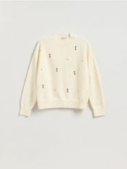 Sweter z ozdobnymi aplikacjami - kremowy. Białe swetry Reserved, l, z aplikacjami, z dzianiny, bez ramiączek. Za 139.99 zł.