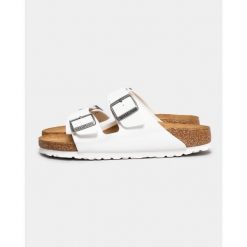 Klapki damskie Birkenstock Arizona Bf. Białe klapki Birkenstock, bez wzorów, z materiału, klasyczne, bez obcasa, bez zapięcia. Za 502.00 zł.