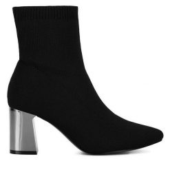 Botki JENNY. Czarne botki Jenny, bez wzorów, bez obcasa, na słupku, bez zapięcia. Za 159.99 zł.