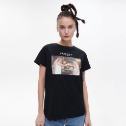 Czarny t-shirt z nadrukiem Friends - Czarny. Czarne t-shirty Cropp, l, bez wzorów, z bawełny, klasyczne, bez kołnierzyka, bez ramiączek. Za 59.99 zł.