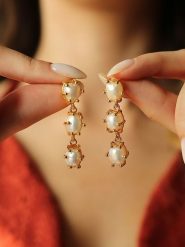 Pierres de Jade Pozłacane kolczyki-wkrętki z perłami rozmiar: onesize. Białe kolczyki Pierres de Jade, z perłą, pozłacane. Za 39.99 zł.