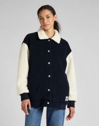 LEE ELONGATED VARSITY JACKET DAMSKA KURTKA PRZEJŚCIOWA SHERPA NAVY L55IEX35. Niebieskie kurtki Lee, l, bez wzorów, bez kaptura. Za 249.99 zł.