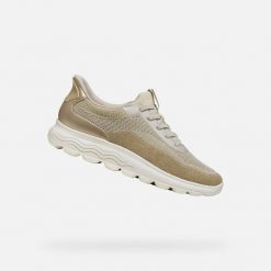 Buty GEOX D SPHERICA PLUS Złoty. Żółte trekkingi Geox, bez wzorów, z syntetyku, bez zapięcia, trekkingowe. Za 459.99 zł.