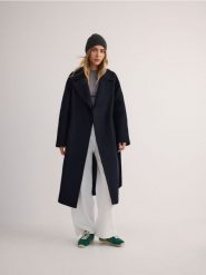 Płaszcz z wełną Manteco - granatowy. Niebieskie płaszcze Reserved, l, bez wzorów, z tkaniny, bez kaptura. W wyprzedaży za 459.99 zł.