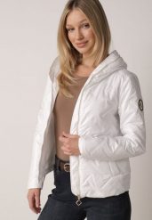 Biała Kurtka Pikowana z Nieodpinanym Kapturem i Aplikacją na Rękawie Endora. Białe kurtki Born2be, l, z aplikacjami, z jeansu, eleganckie. Za 129.99 zł.