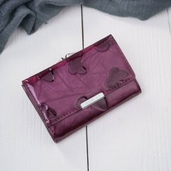 Portfel damski skórzany lakierowany mały purpurowy z RFID SP-27-PRP. Fioletowe portfele bez wzorów, z lakierowanej skóry. Za 99.00 zł.
