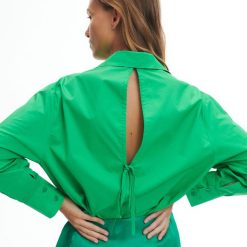 Bawełniana koszula oversize - Zielony. Zielone koszule Reserved, l, bez wzorów, z bawełny, bez kołnierzyka, bez ramiączek. W wyprzedaży za 49.99 zł.