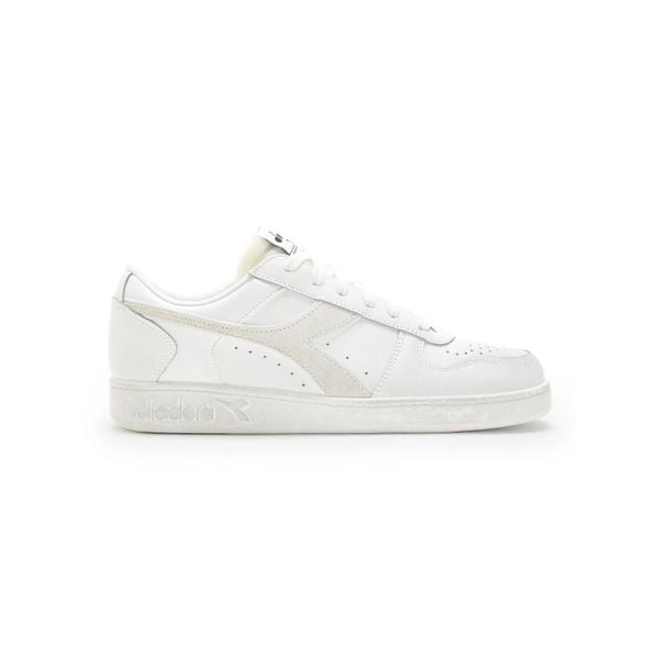 Trampki DIADORA MAGIC BASKET LOW ICONA LEATHER. Białe trampki sportowe Diadora, bez wzorów, ze skóry, bez zapięcia, do koszykówki. Za 269.99 zł.