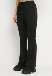 Czarne Spodnie Dresowe o Kroju Dzwonów z Gumką w Talii Efravella. Czarne jeansy Born2be, bez wzorów, z dresówki, na fitness i siłownię. Za 39.99 zł.