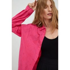 Answear Lab koszula bawełniana damska kolor różowy relaxed z kołnierzykiem klasycznym. Czerwone koszule Answear Lab, l, bez wzorów, z bawełny, klasyczne, bez kołnierzyka, bez ramiączek. W wyprzedaży za 119.99 zł.