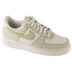 Buty sportowe Sneakersy damskie, Air Force 1 07. Białe buty sportowe lifestyle Nike, bez wzorów, sportowe, bez zapięcia, Nike Air Force. Za 499.99 zł.