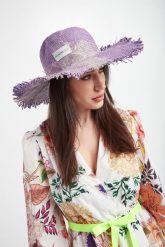 Kapelusz damski EMPORIO ARMANI. Kapelusze Emporio Armani, bez wzorów. W wyprzedaży za 544.62 zł.