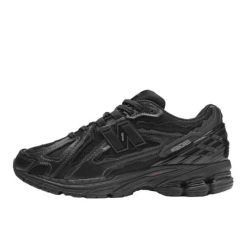 Buty do chodzenia dla dorosłych New Balance 1906D Protection Pack Black Leather. Czarne buty sportowe lifestyle New Balance, bez wzorów, bez zapięcia, trekkingowe. Za 744.70 zł.