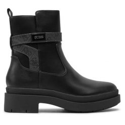 Botki Guess. Czarne botki Guess, z aplikacjami, bez obcasa, na płaskiej podeszwie, bez zapięcia. Za 349.99 zł.