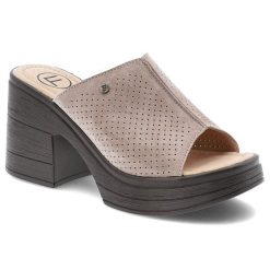 Klapki damskie Filippo, na wysokim klocku zamszowe z miękkimi wkładkami, beżowe, DK6814-25-BE. Brązowe klapki Filippo, bez wzorów, z zamszu, klasyczne, bez obcasa, na obcasie, bez zapięcia. Za 149.00 zł.