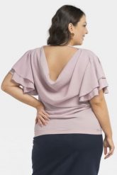 Bluzka z falbankami elegancka dekolt woda na plecach KLOE puder róż. Czerwone bluzki KARKO, plus size, bez wzorów, z jeansu, biznesowe, bez kołnierzyka, plus size, bez ramiączek. Za 89.50 zł.