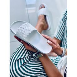 Klapki damskie Edna White białe. Białe klapki INNA MARKA, bez wzorów, z gumy, casualowe, bez obcasa, bez zapięcia. Za 87.49 zł.