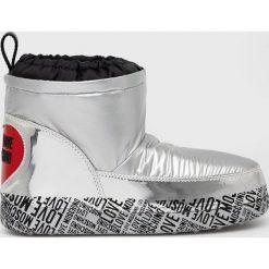 Love Moschino śniegowce kolor srebrny. Szare śniegowce Love Moschino, bez wzorów, z gumy, bez zapięcia. W wyprzedaży za 519.99 zł.