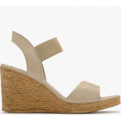 Sandały z gumowym paskiem TARA. Brązowe sandały Ryłko, bez wzorów, z gumy, bez obcasa, na platformie, bez zapięcia. Za 249.99 zł.