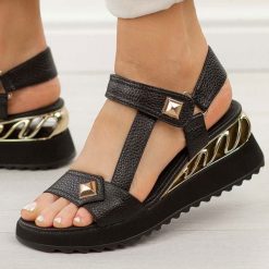 Czarne skórzane sandały damskie na koturnie DiA 3070. Czarne sandały DiA, bez wzorów, ze skóry, casualowe, bez obcasa, na koturnie, bez zapięcia. Za 359.00 zł.